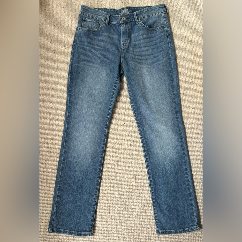 Levi’s Demi Curve Classic jeans for women.  Size 30, slim leg.